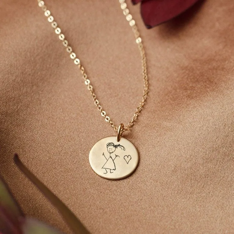 Halskæde med dit barns børnetegning indgraveret - Personligt Smykke fra Øndig Jewellery. Upload et billede af dit barns egen tegning og få indgraveret en nøjagtig gengivelse.