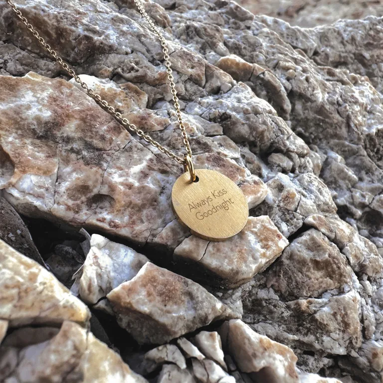 Always Kiss Goodnight - Personligt Smykke fra Øndig Jewellery. Giv hende en personlig kærlighedsgave