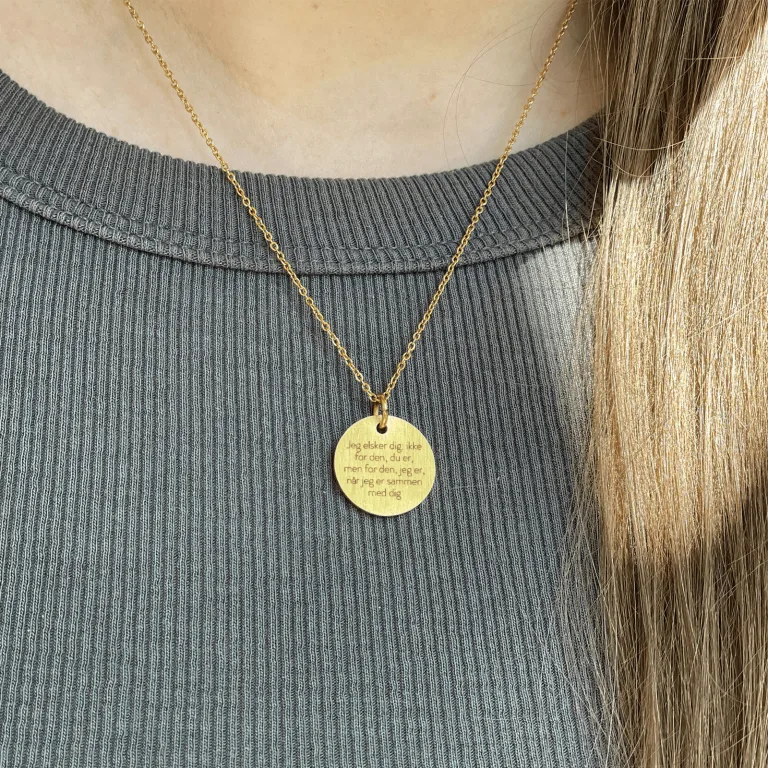 Jeg elsker dig; ikke for den, du er, men for den, jeg er, når jeg er sammen med dig - Personligt Smykke fra Øndig Jewellery. Overrask hende med et personligt smykke
