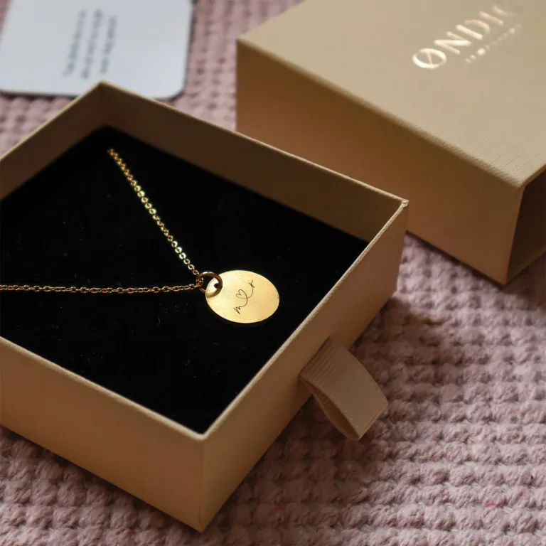 m❤️r - halskæde - Personligt Smykke fra Øndig Jewellery. Kærlig gave hun aldrig glemmer